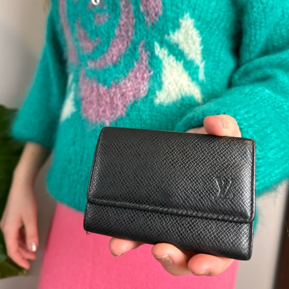 Louis Vuitton Black Taiga Leather 6 Key Holder - Picture 8 of 9